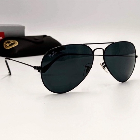 LIKE NEW RayBan Aviator RB3025 Black Ray ban Sunglasses - Picture 5 of 14